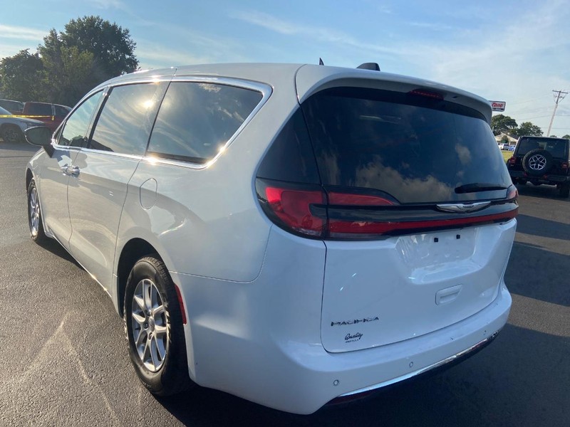 Chrysler Pacifica Vehicle Image 04