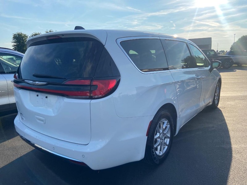 Chrysler Pacifica Vehicle Image 05