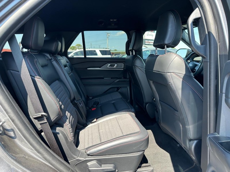 Ford Explorer Vehicle Image 11