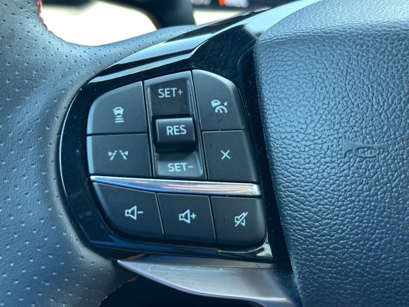 Ford Explorer Vehicle Image 17
