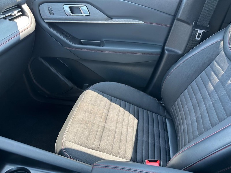 Ford Explorer Vehicle Image 24