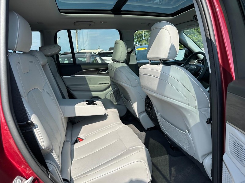 Jeep Grand Cherokee Vehicle Image 11