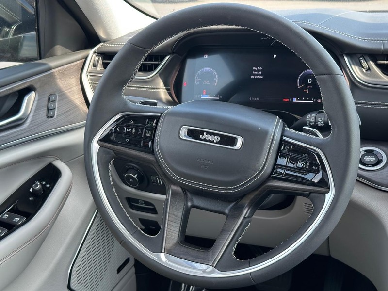 Jeep Grand Cherokee Vehicle Image 15