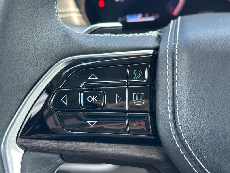 Jeep Grand Cherokee Vehicle Image 16