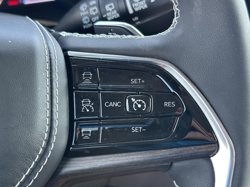 Jeep Grand Cherokee Vehicle Image 17