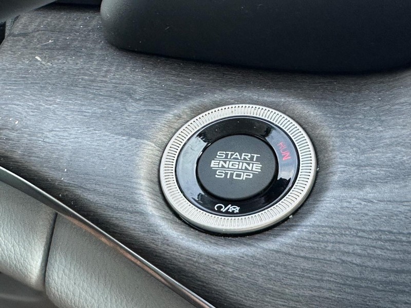 Jeep Grand Cherokee Vehicle Image 18