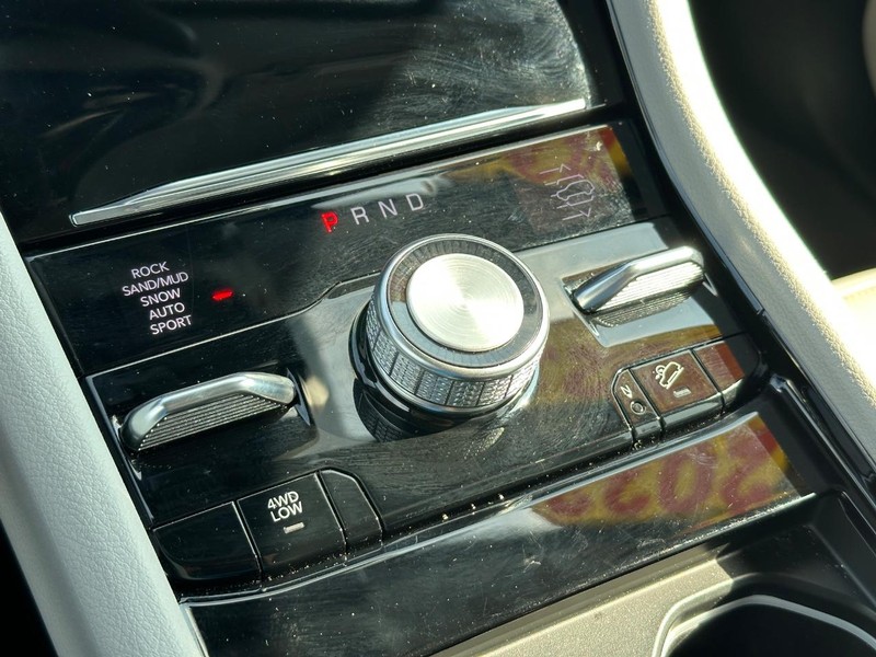 Jeep Grand Cherokee Vehicle Image 23