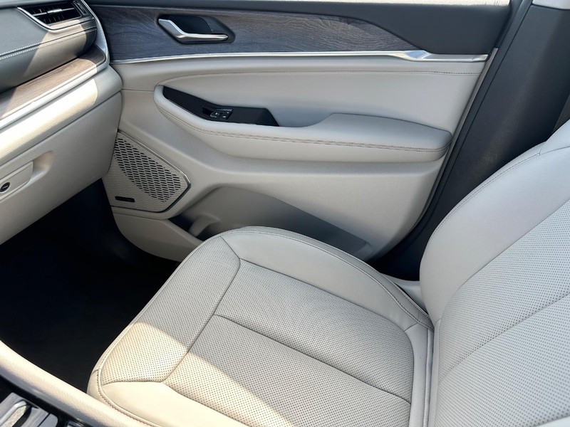 Jeep Grand Cherokee Vehicle Image 24