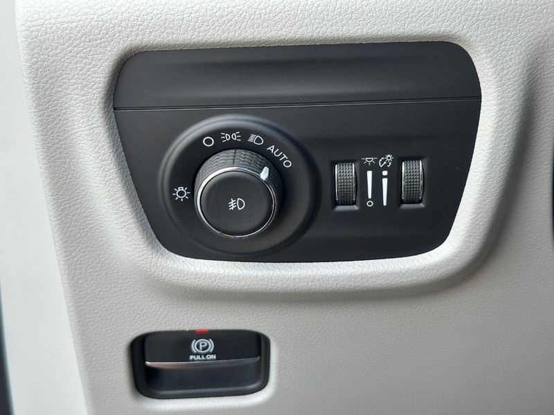 Jeep Grand Cherokee Vehicle Image 26