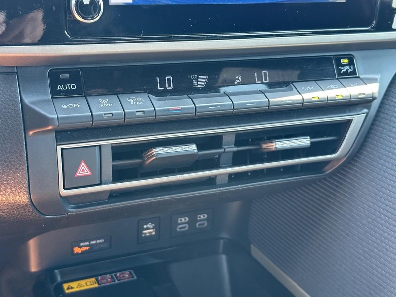 Toyota Camry Vehicle Image 19
