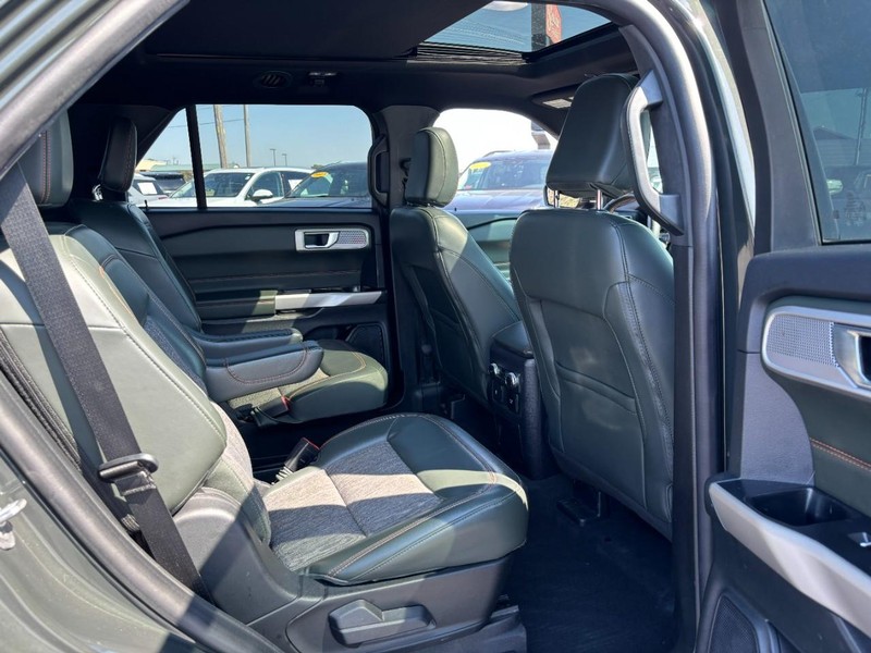 Ford Explorer Vehicle Image 12