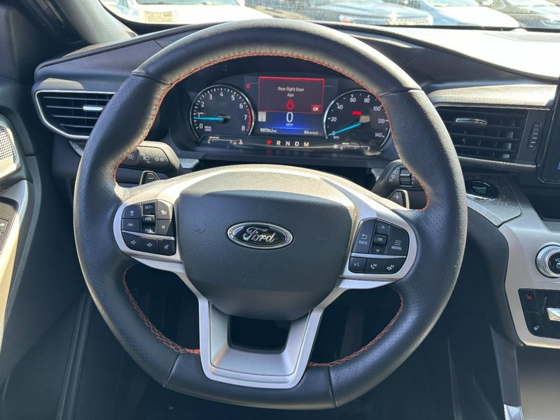Ford Explorer Vehicle Image 14