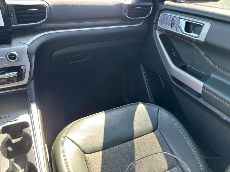 Ford Explorer Vehicle Image 16