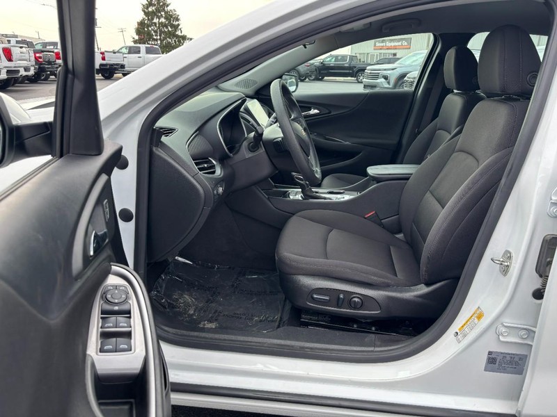 Chevrolet Malibu Vehicle Full-screen Gallery Image 08