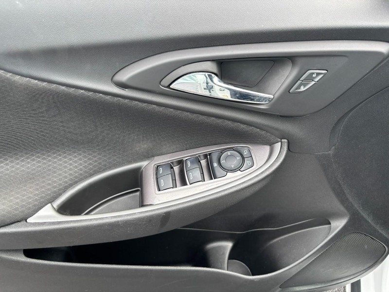 Chevrolet Malibu Vehicle Full-screen Gallery Image 09