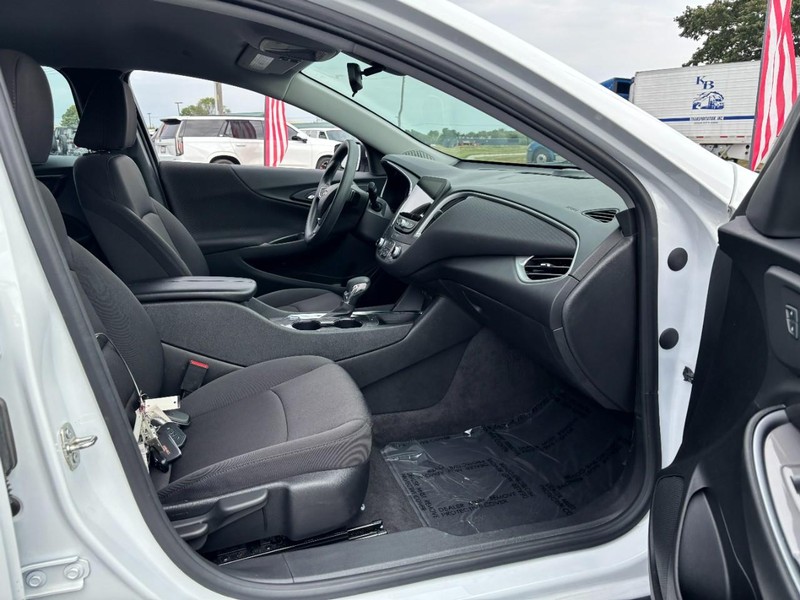 Chevrolet Malibu Vehicle Full-screen Gallery Image 11