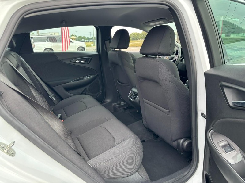 Chevrolet Malibu Vehicle Full-screen Gallery Image 12