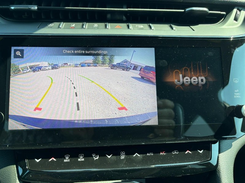 Jeep Grand Cherokee L Vehicle Image 10