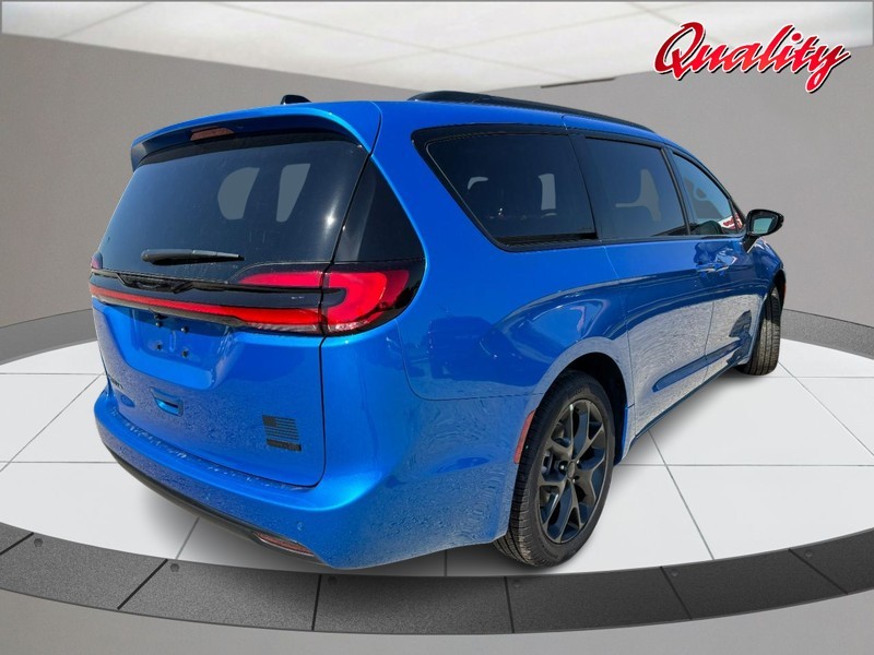 Chrysler Pacifica Vehicle Image 03