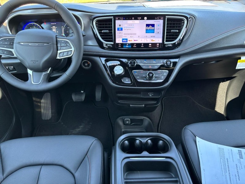 Chrysler Pacifica Vehicle Image 05