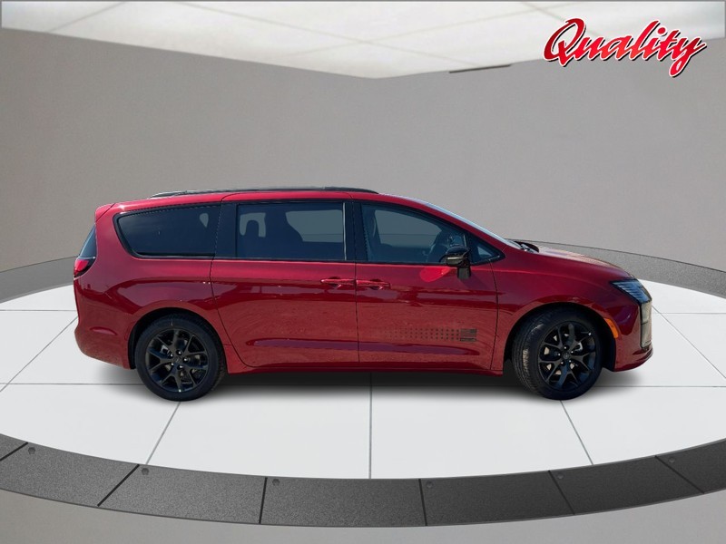 Chrysler Pacifica Vehicle Image 02