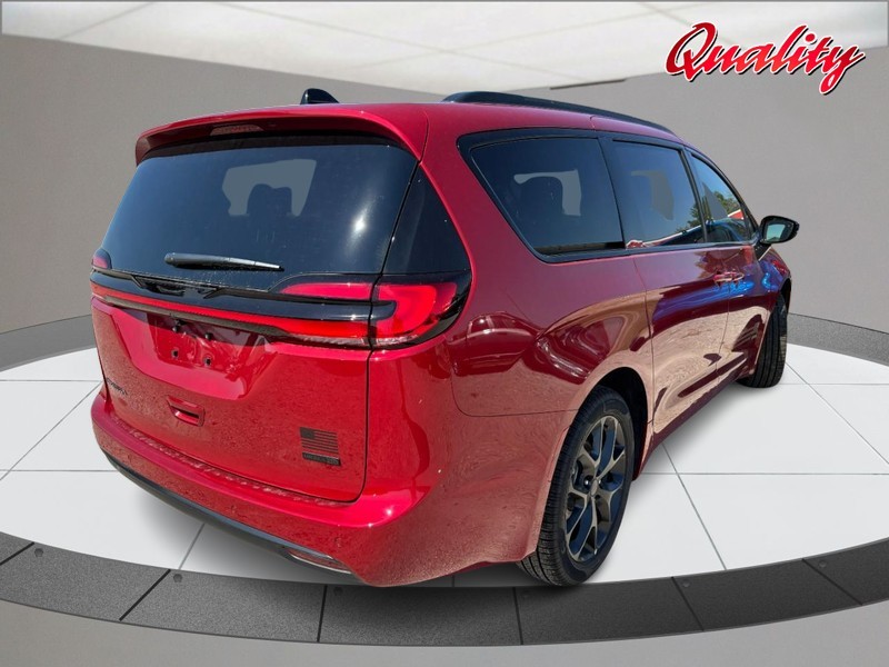 Chrysler Pacifica Vehicle Image 03