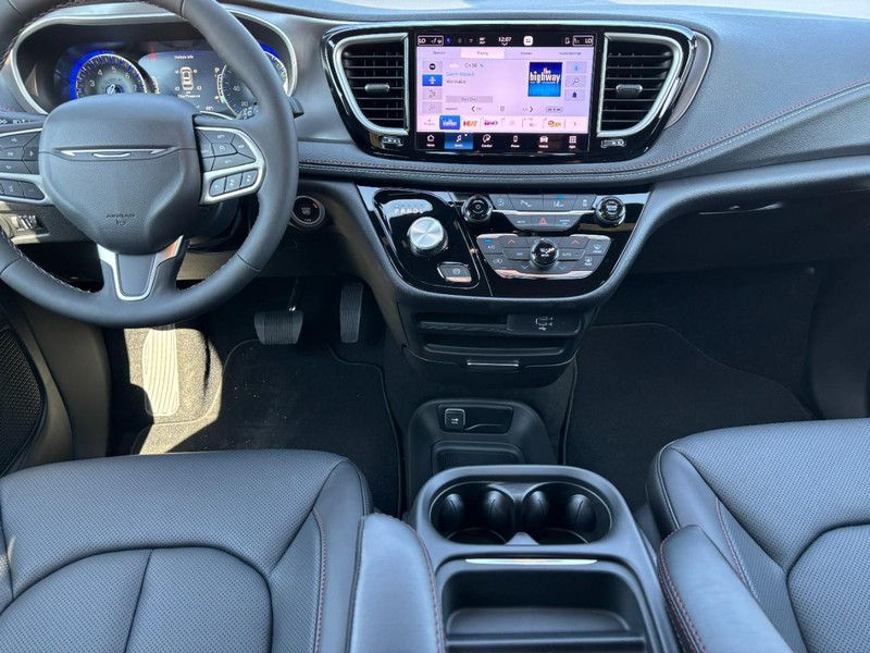 Chrysler Pacifica Vehicle Image 05