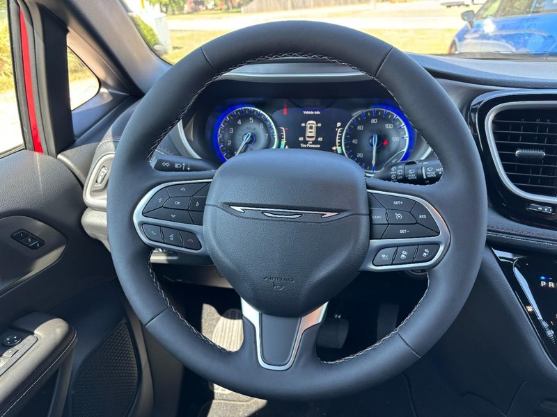 Chrysler Pacifica Vehicle Image 06