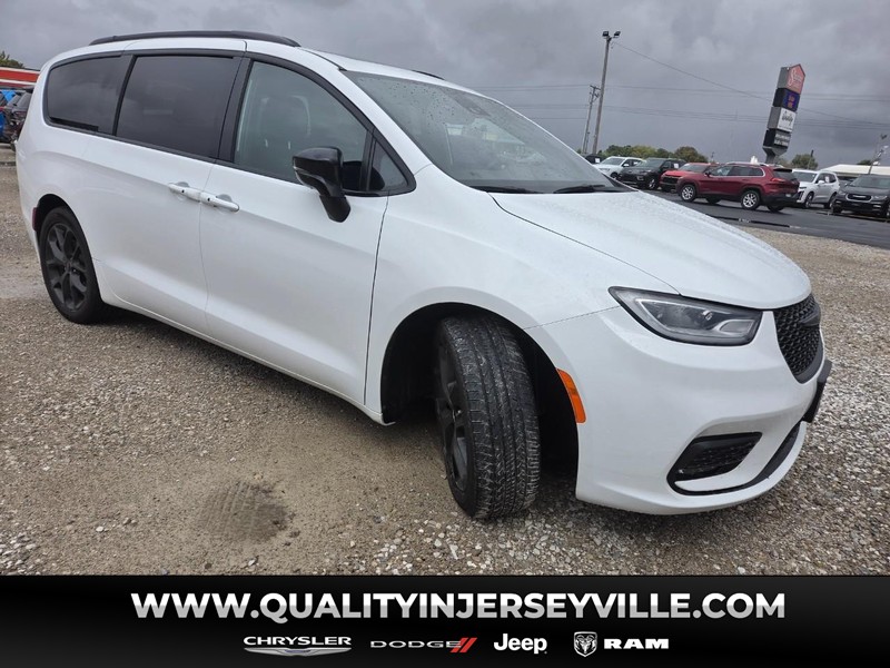 Chrysler Pacifica Vehicle Full-screen Gallery Image 01