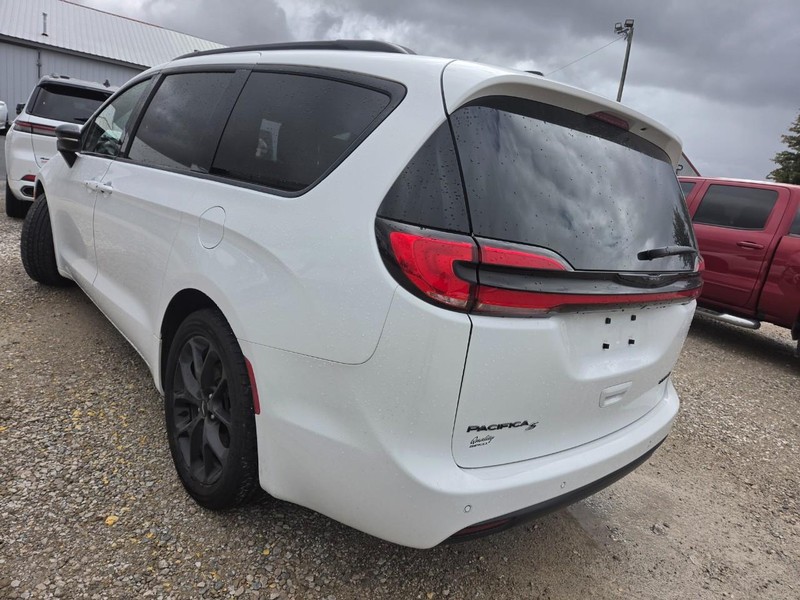 Chrysler Pacifica Vehicle Full-screen Gallery Image 04