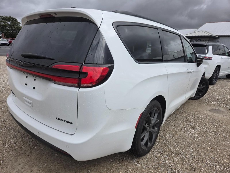 Chrysler Pacifica Vehicle Full-screen Gallery Image 05