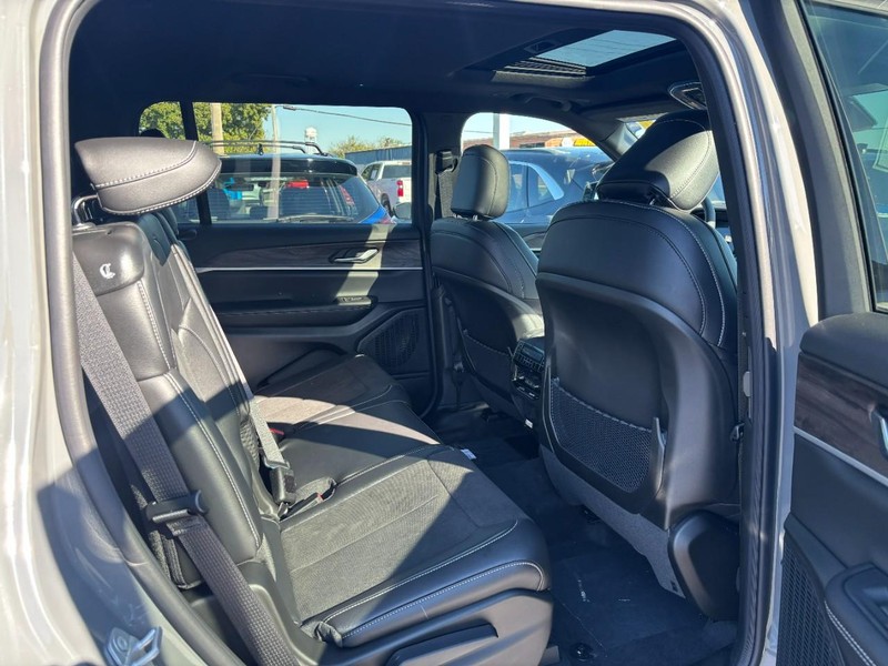Jeep Grand Cherokee L Vehicle Image 04