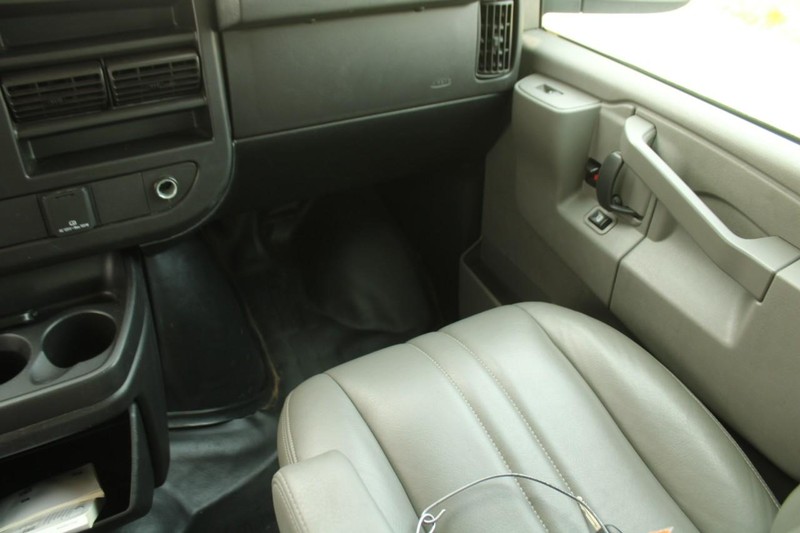 Chevrolet Express Cargo Van Vehicle Full-screen Gallery Image 16