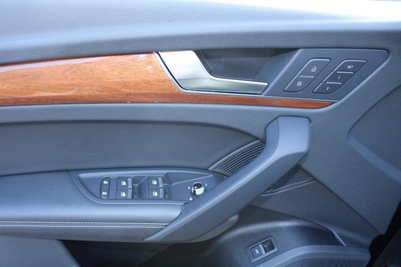 Audi Q5 Vehicle Full-screen Gallery Image 08