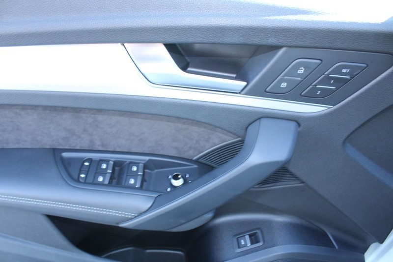 Audi SQ5 Vehicle Full-screen Gallery Image 09