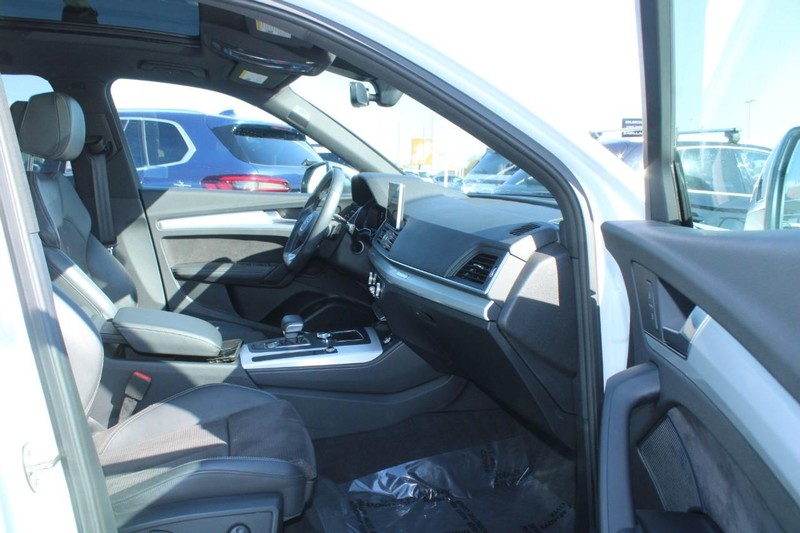 Audi SQ5 Vehicle Full-screen Gallery Image 11