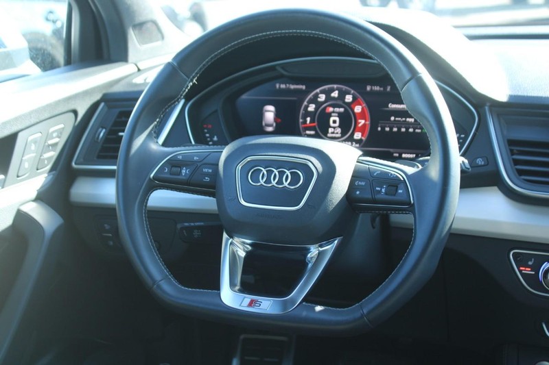 Audi SQ5 Vehicle Full-screen Gallery Image 14