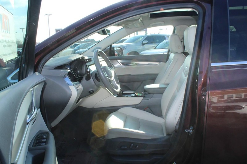 Cadillac XT5 Vehicle Full-screen Gallery Image 08