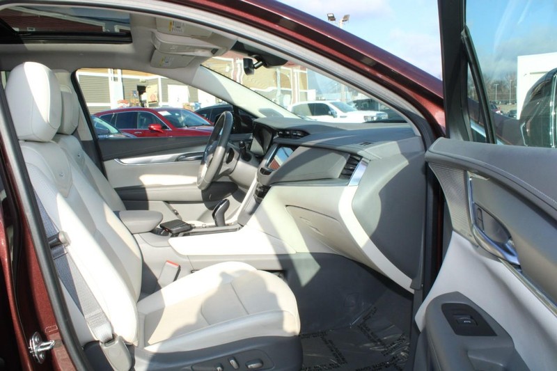Cadillac XT5 Vehicle Full-screen Gallery Image 11