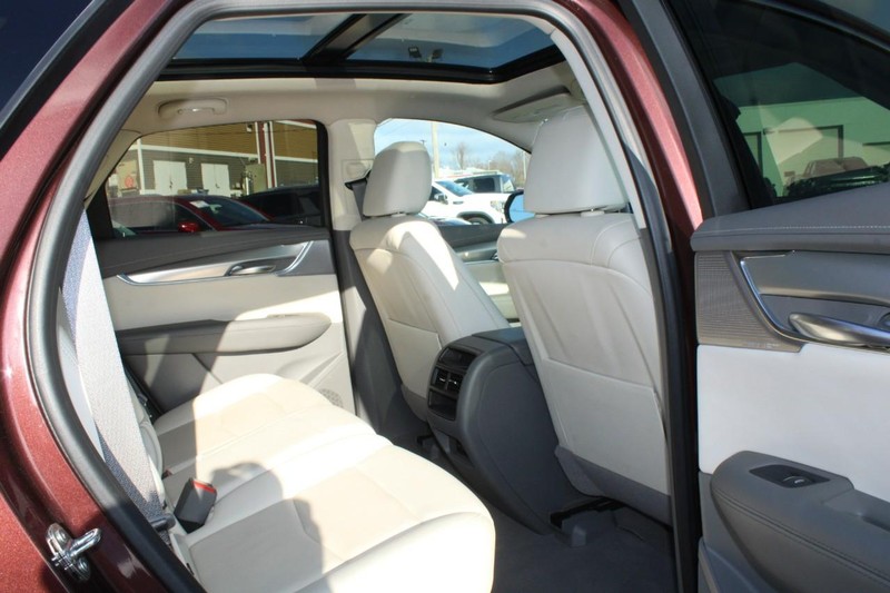 Cadillac XT5 Vehicle Full-screen Gallery Image 12