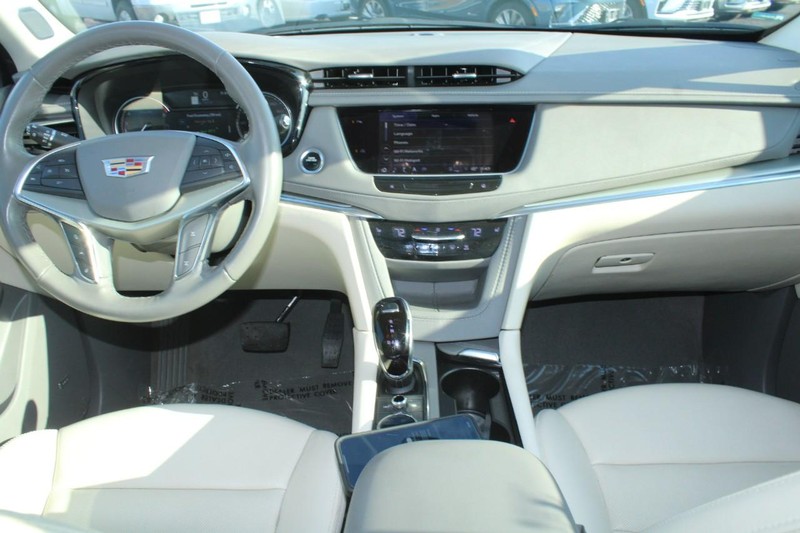 Cadillac XT5 Vehicle Full-screen Gallery Image 13
