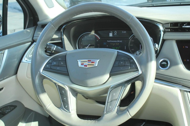 Cadillac XT5 Vehicle Full-screen Gallery Image 14