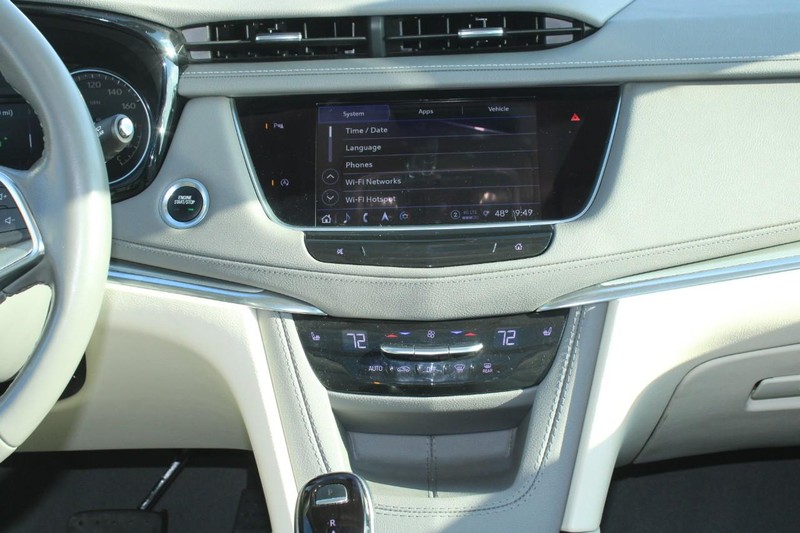 Cadillac XT5 Vehicle Full-screen Gallery Image 15