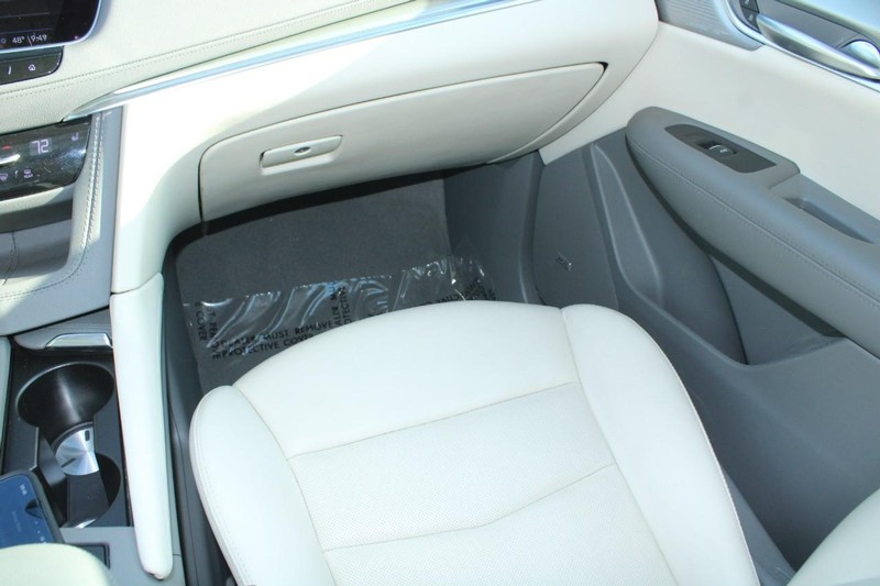 Cadillac XT5 Vehicle Full-screen Gallery Image 16