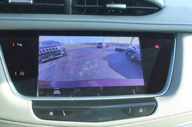 Cadillac XT5 Vehicle Full-screen Gallery Image 21