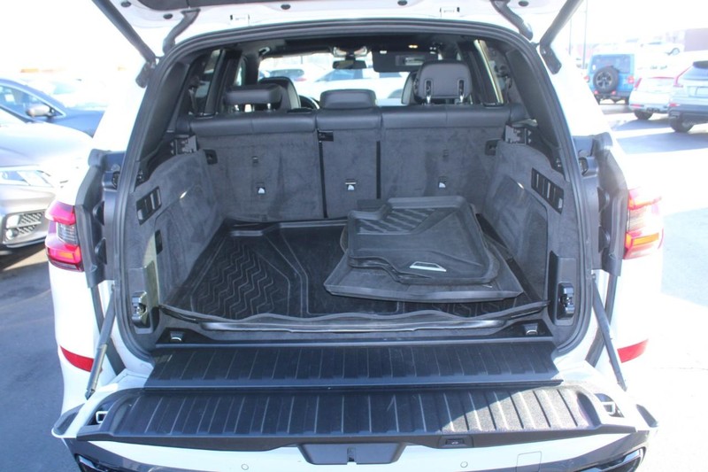 BMW X5 Vehicle Full-screen Gallery Image 06