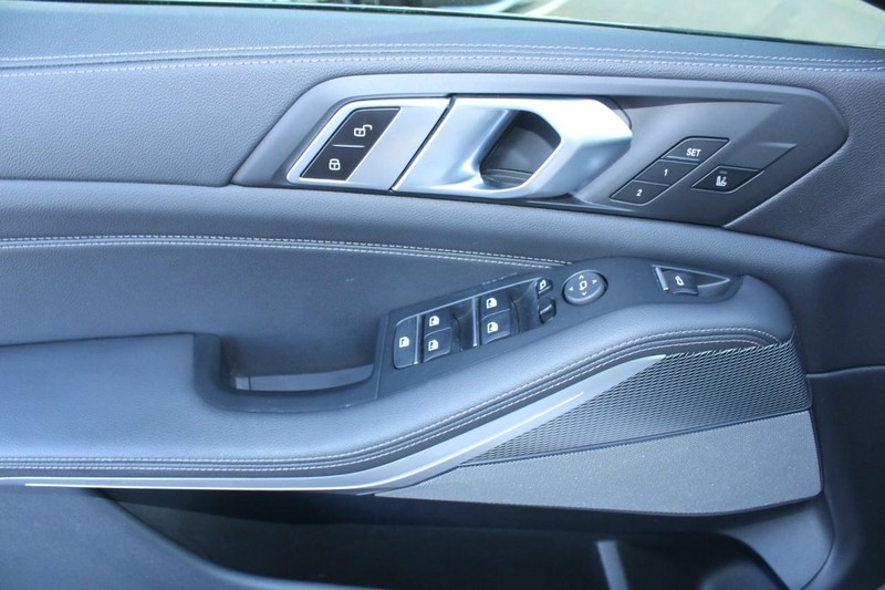 BMW X5 Vehicle Full-screen Gallery Image 09