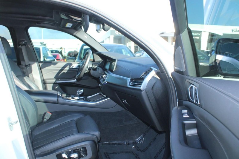 BMW X5 Vehicle Full-screen Gallery Image 11