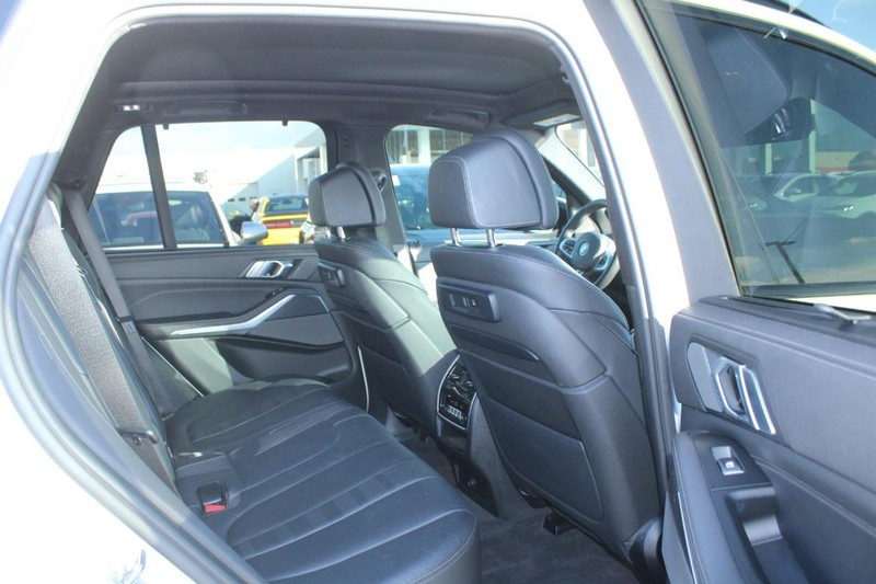 BMW X5 Vehicle Full-screen Gallery Image 12