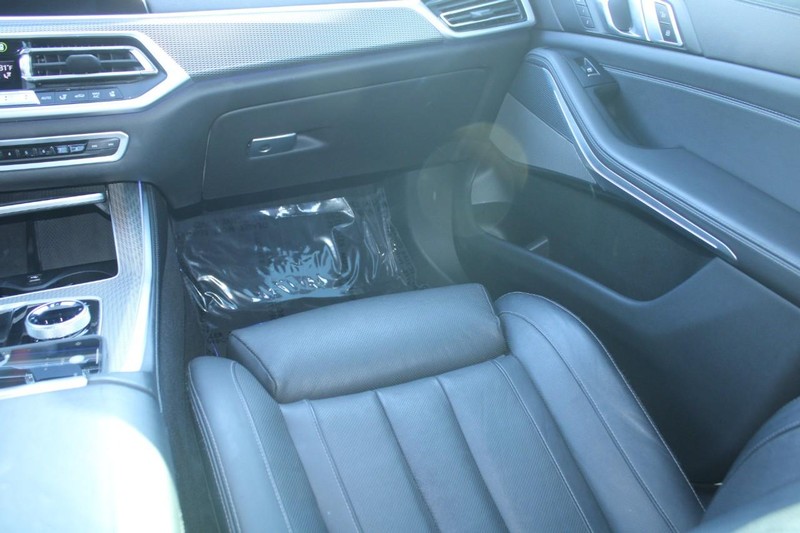 BMW X5 Vehicle Full-screen Gallery Image 16